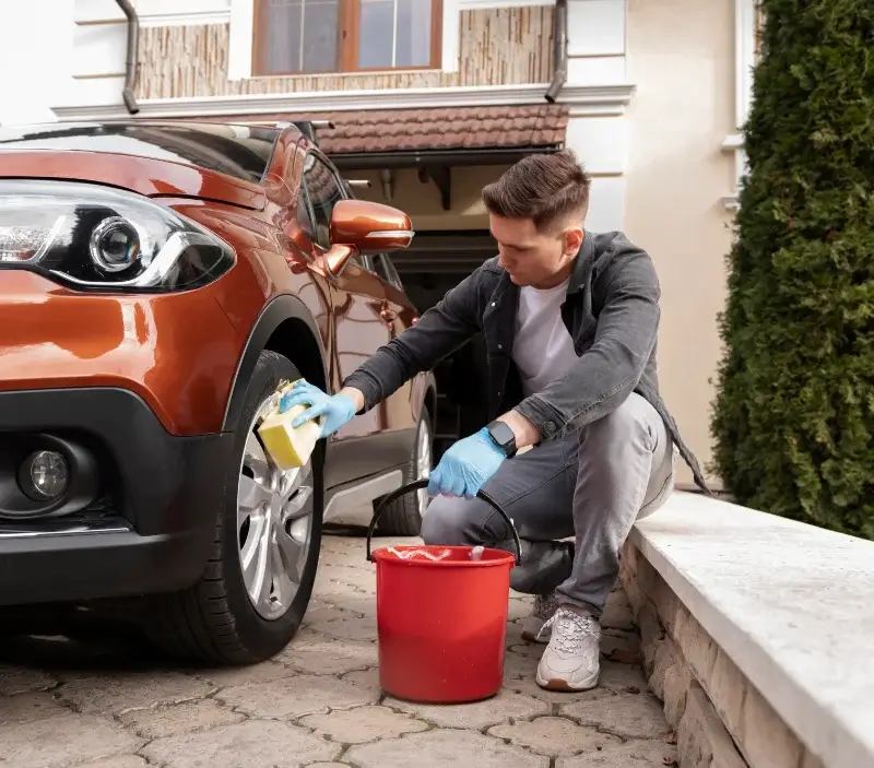Lavage auto à domicile Milly-sur-Thérain : professionnel intervenant sur un véhicule